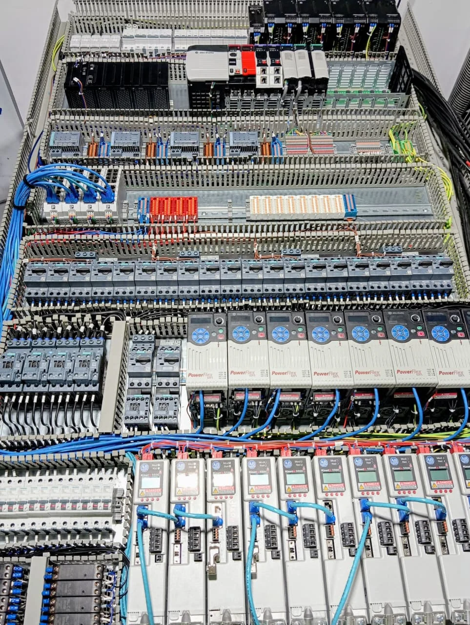 Detalle de tablero con variadores y módulos de potencia
