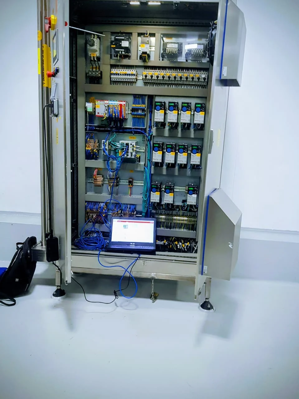 Gabinete eléctrico instrumentado para procesos industriales