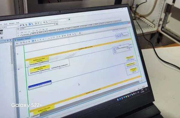 Programación y validación técnica en gabinete de control