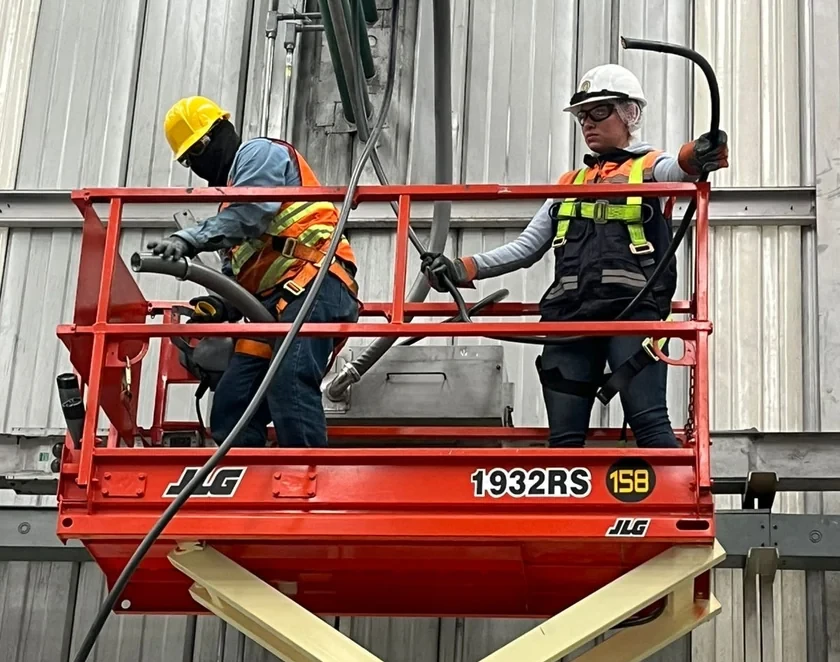 Intervención técnica en montaje industrial en altura