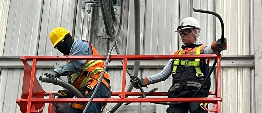 Ingeniería en campo durante comisionamiento de proceso industrial